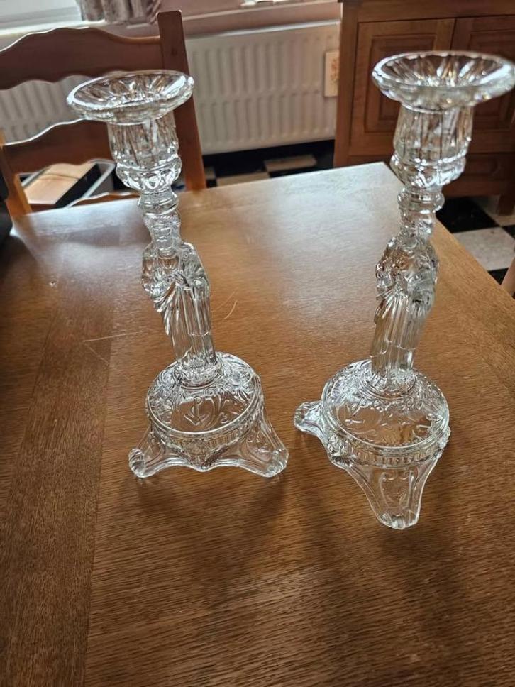 Paire de bougeoirs anciens en verre moulé décoratif, Antiek en Kunst, Antiek | Kandelaars, Glas, Ophalen