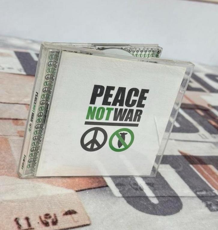 Peace Not War - 2 cd cds boxset - Album 2003 UK various, Cd's en Dvd's, Cd's | Rock, Zo goed als nieuw, Ophalen of Verzenden