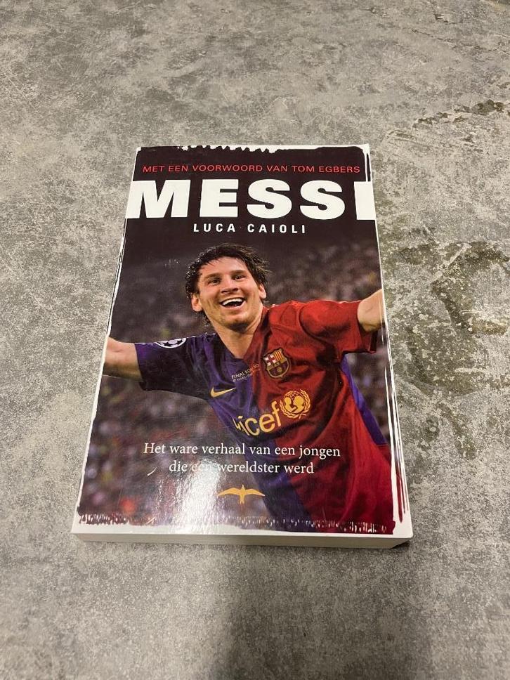 Messi - (Luca Caioli, met voorwoord Tom Egbers), Boeken, Sportboeken, Zo goed als nieuw, Balsport, Ophalen of Verzenden