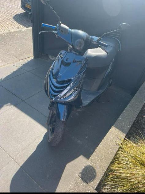 Piaggo zip 4t, Fietsen en Brommers, Scooters | Piaggio, Zo goed als nieuw, Zip, Ophalen