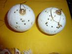 Déco de Noël - 2 boules blanches avec étoiles Ø 8cm, Enlèvement, Neuf