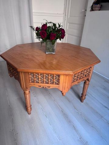 Houten tafel beschikbaar voor biedingen