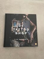 Tijs Vanneste - De Tattoo Shop, Boeken, Hobby en Vrije tijd, Nieuw, Ophalen of Verzenden, Tijs Vanneste