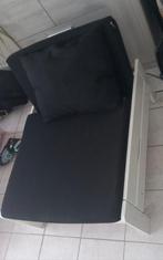 Kapotte slaapzeteltje met kussen, Enlèvement