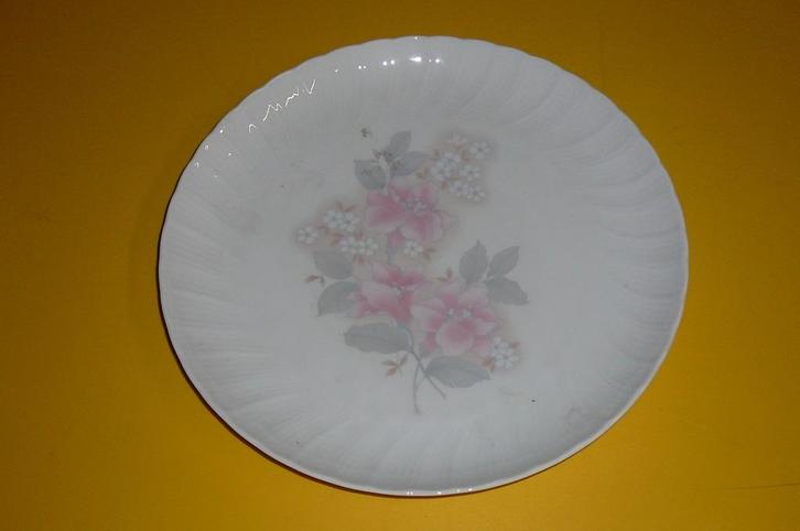 Ronde schotel met bloemen, Antiek en Kunst, Antiek | Schalen, Ophalen of Verzenden