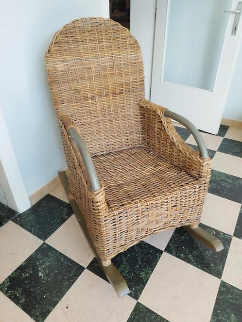🍀Mooie stevige Rotan schommelstoel🍀, Huis en Inrichting, Stoelen, Zo goed als nieuw, Eén, Metaal, Riet of Rotan, Bruin, Ophalen