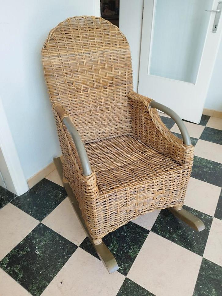 🍀Mooie stevige Rotan schommelstoel🍀, Huis en Inrichting, Stoelen, Zo goed als nieuw, Eén, Metaal, Riet of Rotan, Bruin, Ophalen