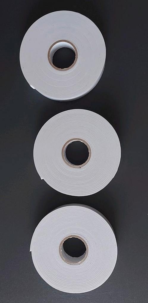 3 rolletjes foam tape (KRT125), Hobby & Loisirs créatifs, Cartes | Fabrication, Comme neuf, Autres types, Autres thèmes, Enlèvement ou Envoi