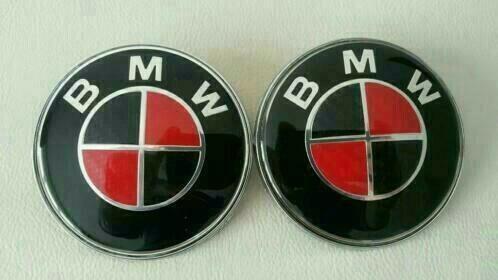 2 x 82 mm Bmw motorkap/koffer emblemen > zwart rood carbon, Auto-onderdelen, Klein materiaal, BMW, Nieuw, Ophalen of Verzenden