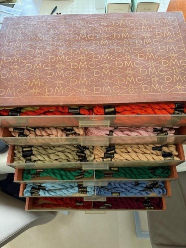 Borduurgaren DMC Pearl Cotton maat 5  incl. opbergbox, Hobby en Vrije tijd, Borduren en Borduurmachines, Zo goed als nieuw, Borduurgaren of Zijde