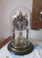 Belle horloge de table rétro sous cloche en verre, Antiquités & Art, Enlèvement ou Envoi