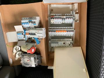 electro zekeringen en nog wat andere spullen zie foto beschikbaar voor biedingen