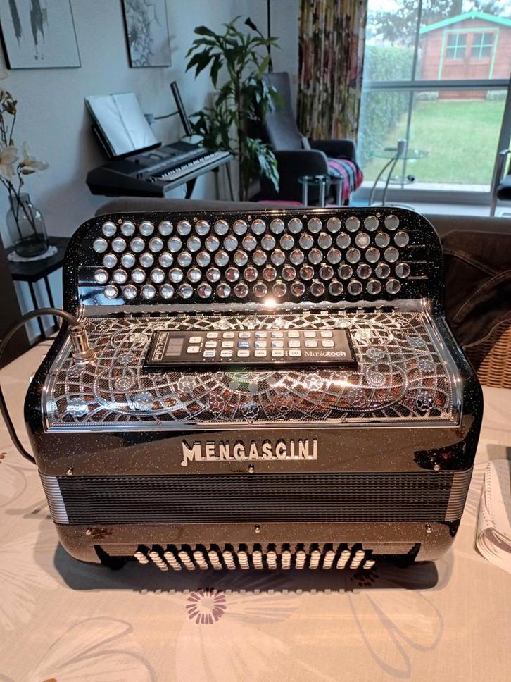 Accordeon Mengascine, Muziek en Instrumenten, Accordeons, Zo goed als nieuw, Ophalen