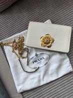 Sac pochette Prada Corolle, Enlèvement