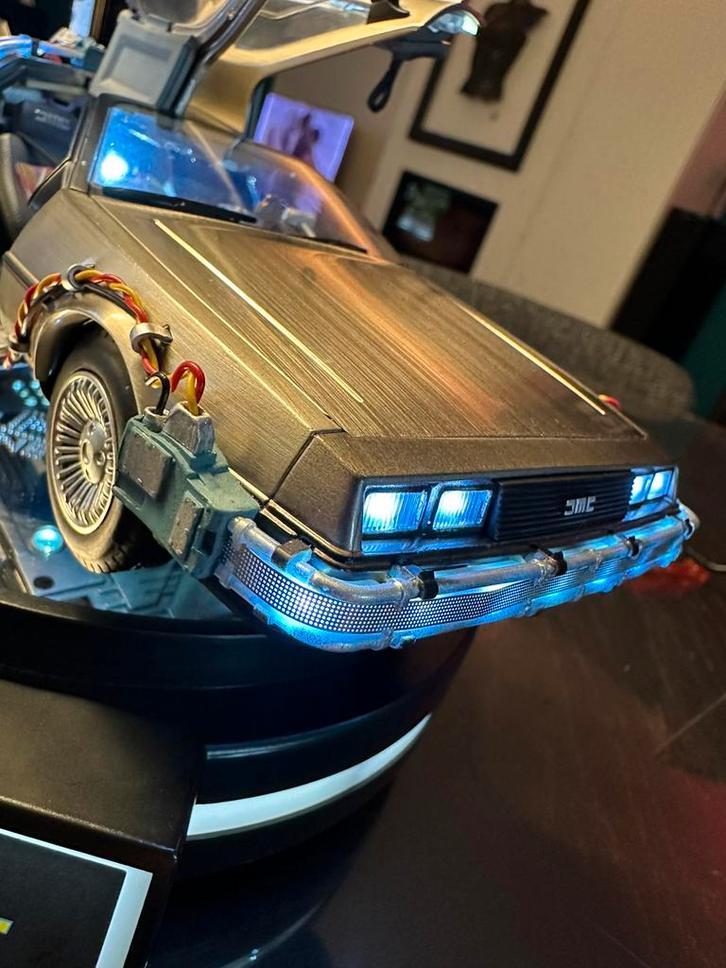 Back to the future floating delorean, Hobby en Vrije tijd, Modelauto's | 1:18, Nieuw, Verzenden
