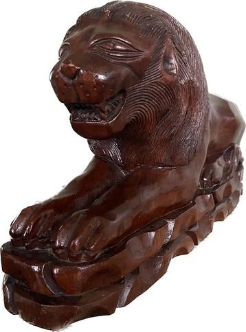 Grand lion en bois sculpté à la main 