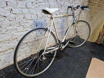 Leuke vintage koersfiets met recht stuur en km-teller,maat56 beschikbaar voor biedingen