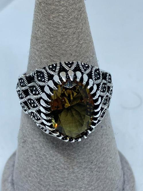 Zilveren kleur veranderende heren ring met zultaniet., Bijoux, Sacs & Beauté, Bagues, Neuf, Homme, 20 ou plus grands, Rouge, Argent