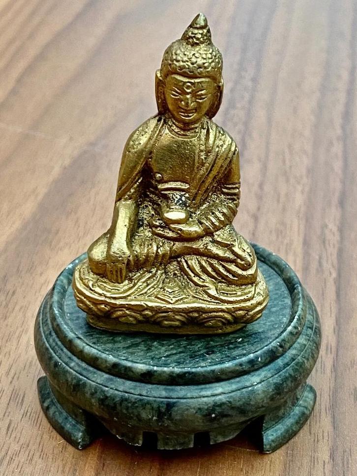 Bronzen Boeddha op blauwe stenen tafel, Verzamelen, Beelden en Beeldjes, Zo goed als nieuw, Overige typen, Ophalen of Verzenden