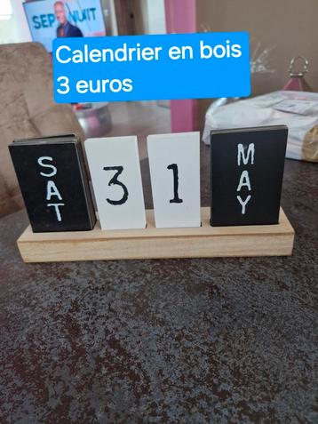 Houten kalender met platen om te verwisselen  beschikbaar voor biedingen