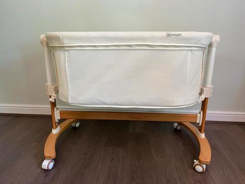 Co-sleeper BabyGo wit met houten pootjes, Kinderen en Baby's, Kinderkamer | Bedden, Zo goed als nieuw, Matras, Ophalen