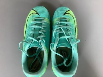 Voetbalschoenen beschikbaar voor biedingen