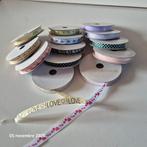 Set van 13 spoelen met nieuw versierd lint, Hobby en Vrije tijd, Naaien en Fournituren, Verzenden, Nieuw, Lint, Band of Elastiek