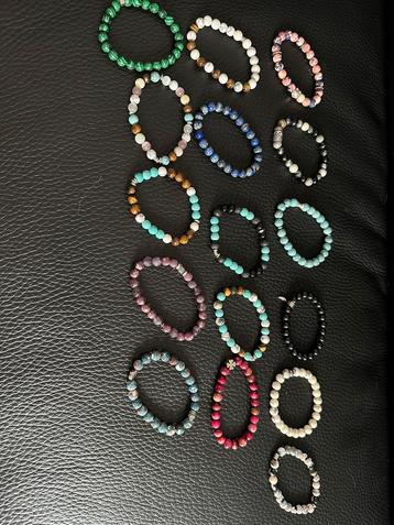 16 magnifiques bracelets en pierre (non en plastique) 