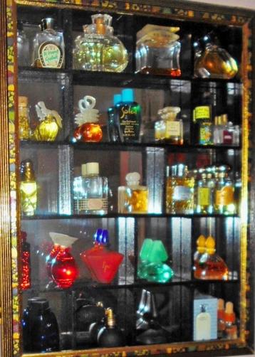 Vitrinekast €60 + 27 miniaturen €60 beschikbaar voor biedingen