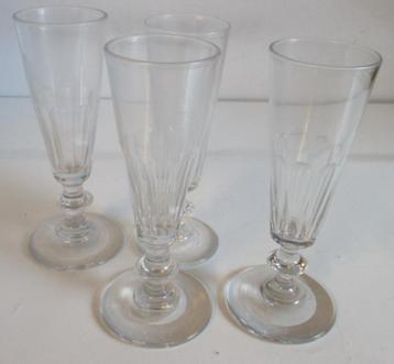 vier antieke kristallen champagne fluten glazen