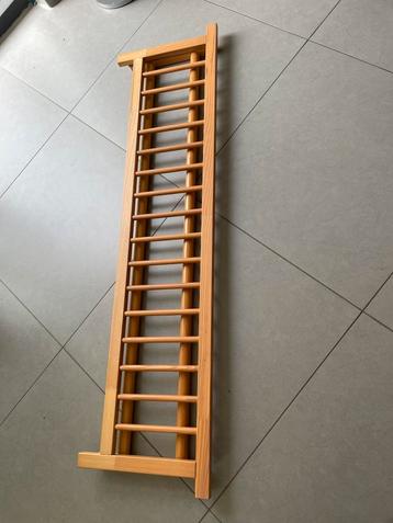 Houten bedhekje beschikbaar voor biedingen