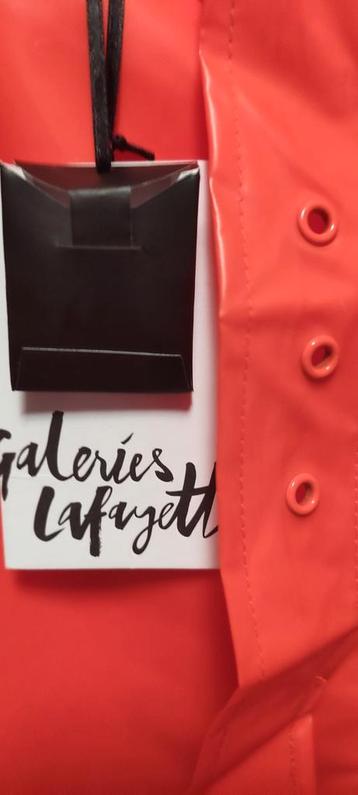 Imperméable neuf Galeries Lafayette rouge orange gloss disponible aux enchères