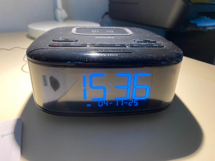 Radiowekker met draadloos opladen gsm, Elektronische apparatuur, Wekkers, Zo goed als nieuw, Ophalen