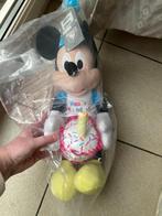 Nieuwe Mickey Mouse ( Disney store ) knuffel happy Birthday, Verzamelen, Ophalen of Verzenden, Mickey Mouse, Nieuw, Knuffel