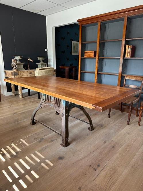 Kersen eetkamertafel met gietijzeren onderstel, Antiek en Kunst, Antiek | Meubels | Tafels, Ophalen of Verzenden