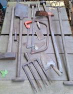 Oude gereedschap schop handzaag hamer hooivork houweel etc, Ophalen