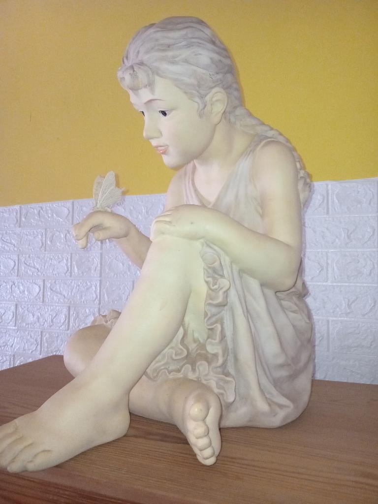 Geweldig postuur meisje met vlinder, Verzamelen, Beelden en Beeldjes, Ophalen of Verzenden, Zo goed als nieuw