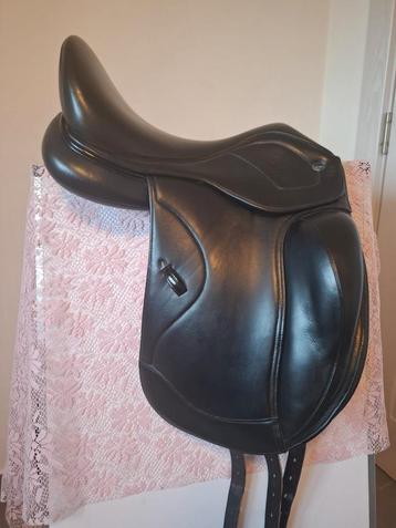 Ikonic Light monoblad dressuurzadel 17.5"  beschikbaar voor biedingen