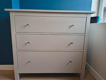 Grijze ladenkast beschikbaar voor biedingen