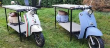 Vespa scooter staande eettafel