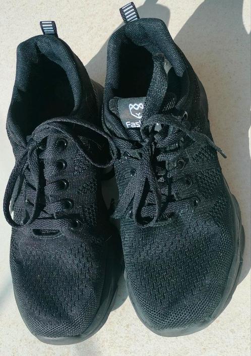 Zwarte sportschoenen, Sport en Fitness, Loopsport en Atletiek, Zo goed als nieuw, Hardloopschoenen, Overige sporten, Overige merken
