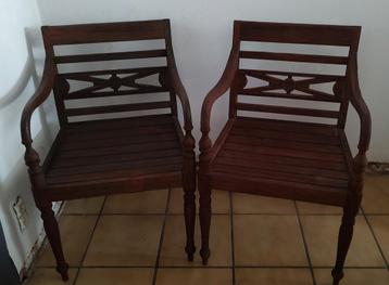 2 handgemaakte houten stoelen  beschikbaar voor biedingen