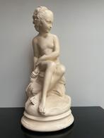Gipsbeeld Meisje verbergt Cupido’s boog gesigneerd Falconet, Ophalen of Verzenden