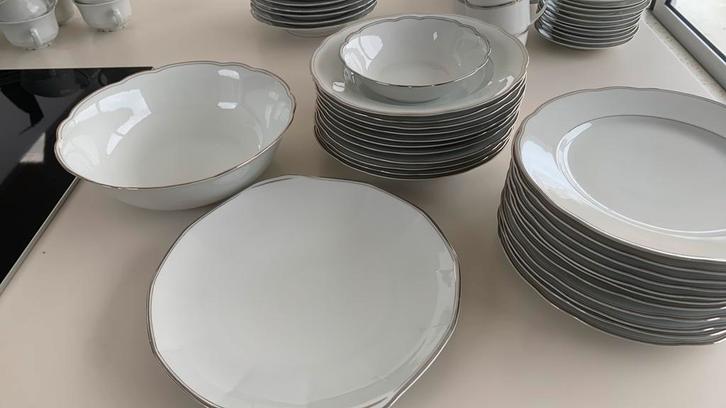 Wit porseleinen servies met witte rand, Huis en Inrichting, Keuken | Servies, Gebruikt, Overige typen, Overige stijlen, Porselein