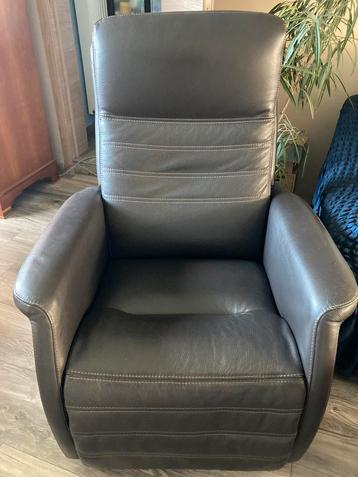 Elektrische fauteuil van leer beschikbaar voor biedingen