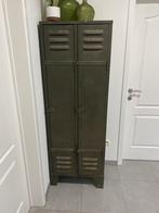 Zeer oude groene lockerkast, Ophalen