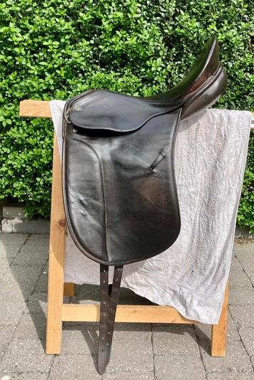 Donkerbruin 18inch Grand Prix Kieffer Dressuurzadel uit 1986 beschikbaar voor biedingen