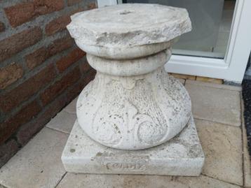 sokkel zuil pilaar beton Franse lelie wit  beschikbaar voor biedingen