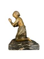 Bronzen sculptuur: biddende dame rond 1900