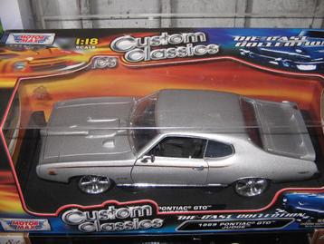 diverse modelauto's op 1/18 in doos beschikbaar voor biedingen